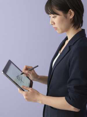 タブレットで設計する男性建築家