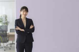 オフィスで立つ自信に満ちた女性