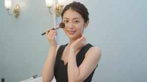 ドレッシングルームでチークを塗る女性