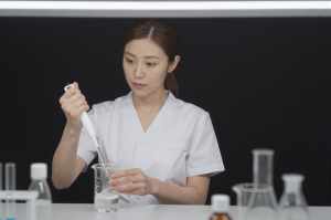 ラボで美容成分を計量する女性研究員