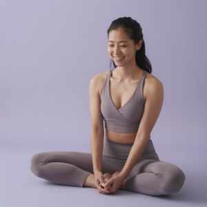 禅ルームで前屈する女性