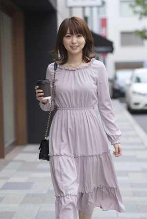 黒のドレスを着た女性のポートレート
