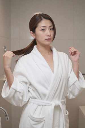 バスローブ姿の美しい女性