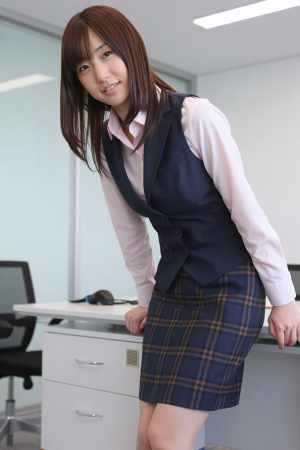 オフィスで撮影された女性のポートレート