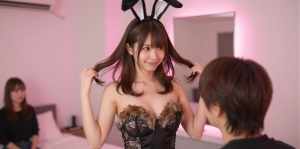 バニーガールのコスプレ衣装で密着