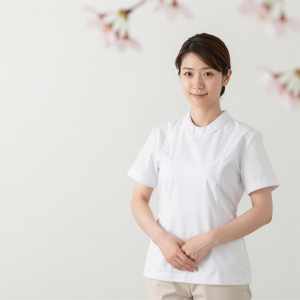 白のユニフォームを着た女性のポートレート