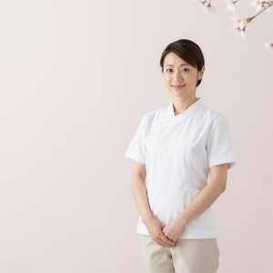 ユニフォーム姿の笑顔女性