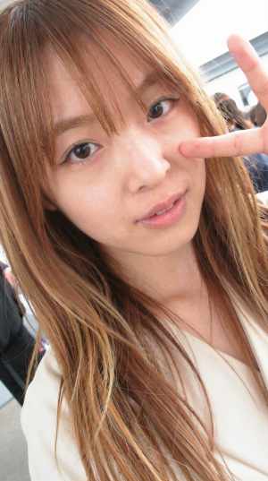 ゴールドシャツを着こなす美女
