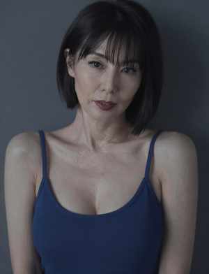 熟女・爆乳キャミソール姿でスパにくつろぐ美女