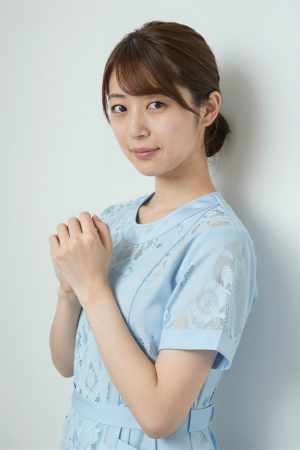 白レース姿の魅力的な女性