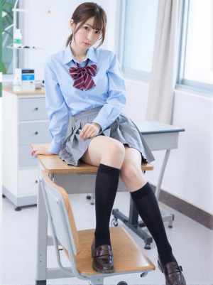 シャツ姿のリラックス女性