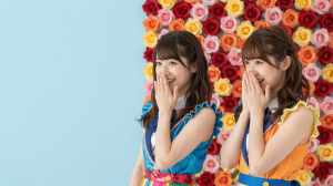 花の壁の前で笑顔の少女たち