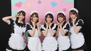ガールズバーのメイド服を着た5人の少女のグループポートレート