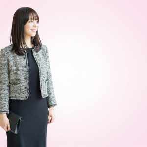 ピンク背景のスタイリッシュな女性ポートレート