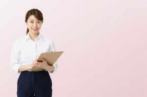 オフィスで笑顔を見せるビジネス女性のポートレート
