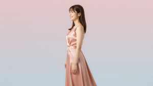 ピンクのドレスを着た若き女性の横顔ポートレート