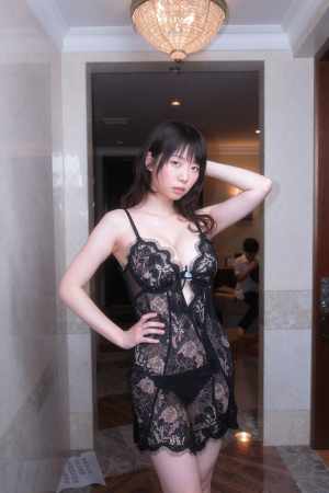 黒いレースドレスの美女の室内ポートレート