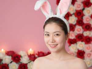 ピンクの背景で微笑むキャバクラの美女のポートレート