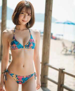 夏のビーチで微笑む女性ポートレート