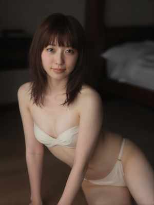 ショートヘアの若き美女の室内ポートレート