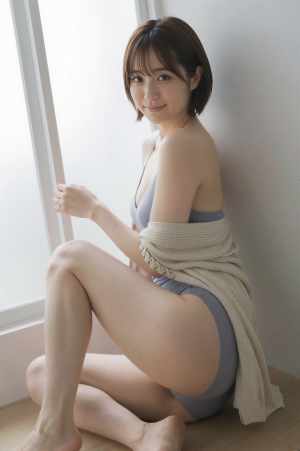 窓辺で微笑む短髪美女のグラビア風ポートレート