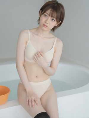 ショートヘアの美女が浴槽でポーズをとるグラビア風写真