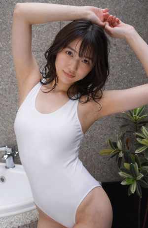 白い水着を着た若き女性の写真素材