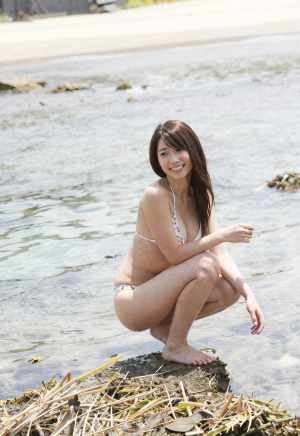 海辺の水着姿の美女のポートレート