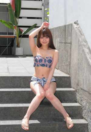 夏の日差しに輝く水着の美しい女性ポートレート