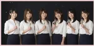 キャバクラの女性たちがシャンパンを手にした笑顔のポートレート