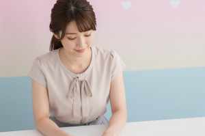優しい笑顔の女性ポートレート写真