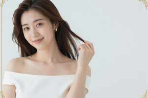 白を着た若き女性の優雅なポートレート
