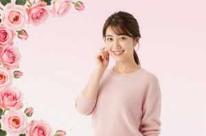ピンクのロースと笑顔の女性ポートレート写真素材