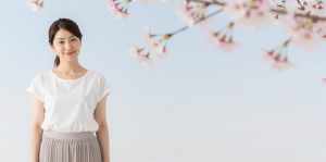 桜の季節に微笑む女性ポートレート