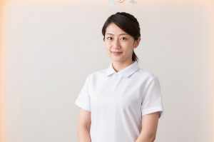 清潔感のある白衣を着た女性のポートレート