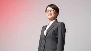 ビジネススーツを着た自信満々な女性のポートレート