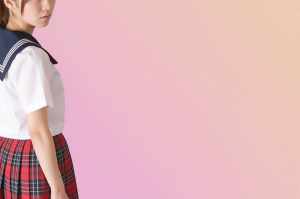 セーラー服を着た若き女性のポートレート
