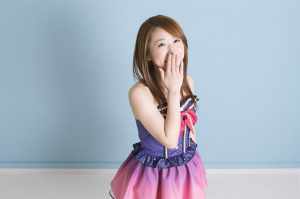 笑顔で手を口元に持つ女性ポートレート