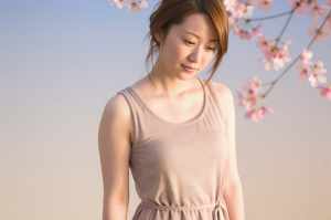 桜の下で微笑む女性ポートレート