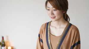 穏やかな微笑みで視線を落とした女性のポートレート