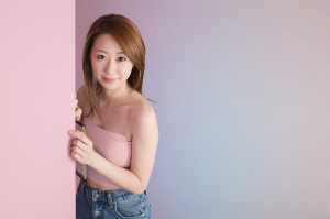 ピンクのワンピースを着た若き女性のポートレート