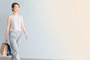 ショッピングを楽しんでいる女性ポートレート