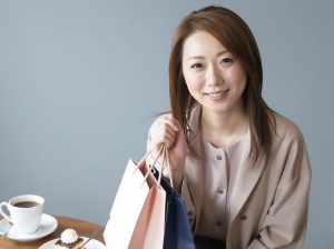 カフェでショッピングを楽しんでいる女性ポートレート