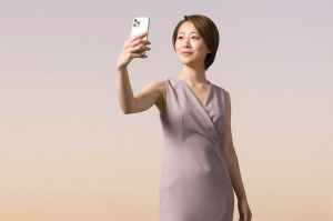 スタイリッシュな女性がスマホで自撮りするポートレート