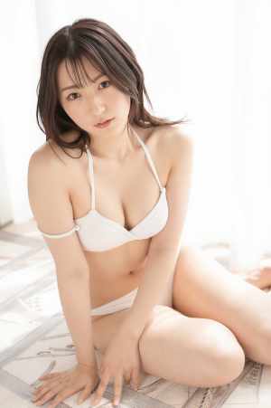 白いブラを着た若手美女の室内ポートレート