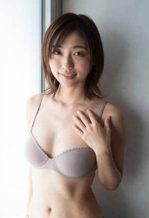 窓辺の柔らかな微笑み、上品な女性ポートレート