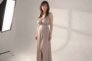 優雅なベージュドレスの女性ポートレート