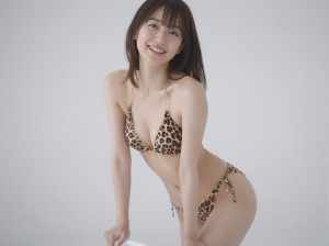 豹柄水着の若き女性ポートレート