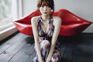窓辺でポーズをとる若き女性のポートレート