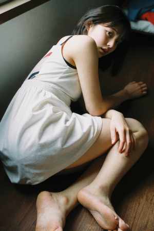 白いワンピースを着た若き女性の室内ポートレート
